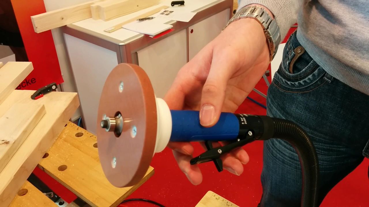 Messe-Vorführung der Premium Kantenfräse KF 400 TOP mit Druckluft