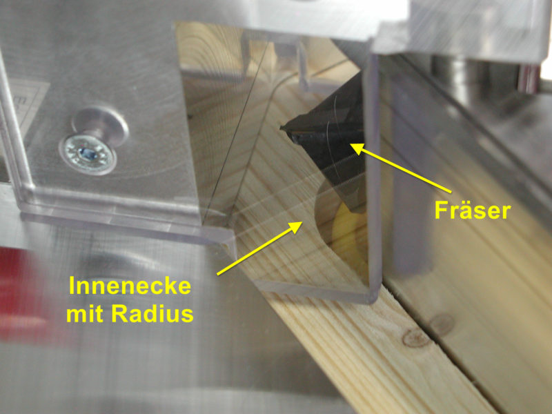Es wird ein V-Fräser verwendet